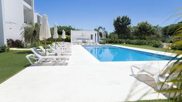 Premium bedding, in-room safe, individually decorated