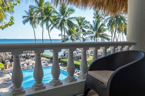 Kahden hengen huone (yksi tai kaksi sänkyä), parveke, rantanäköala | Ylelliset vuodevaatteet, tallelokero huoneessa, pimennysverhot