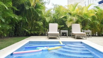 Familie villa, privézwembad, aan tuin | Terras