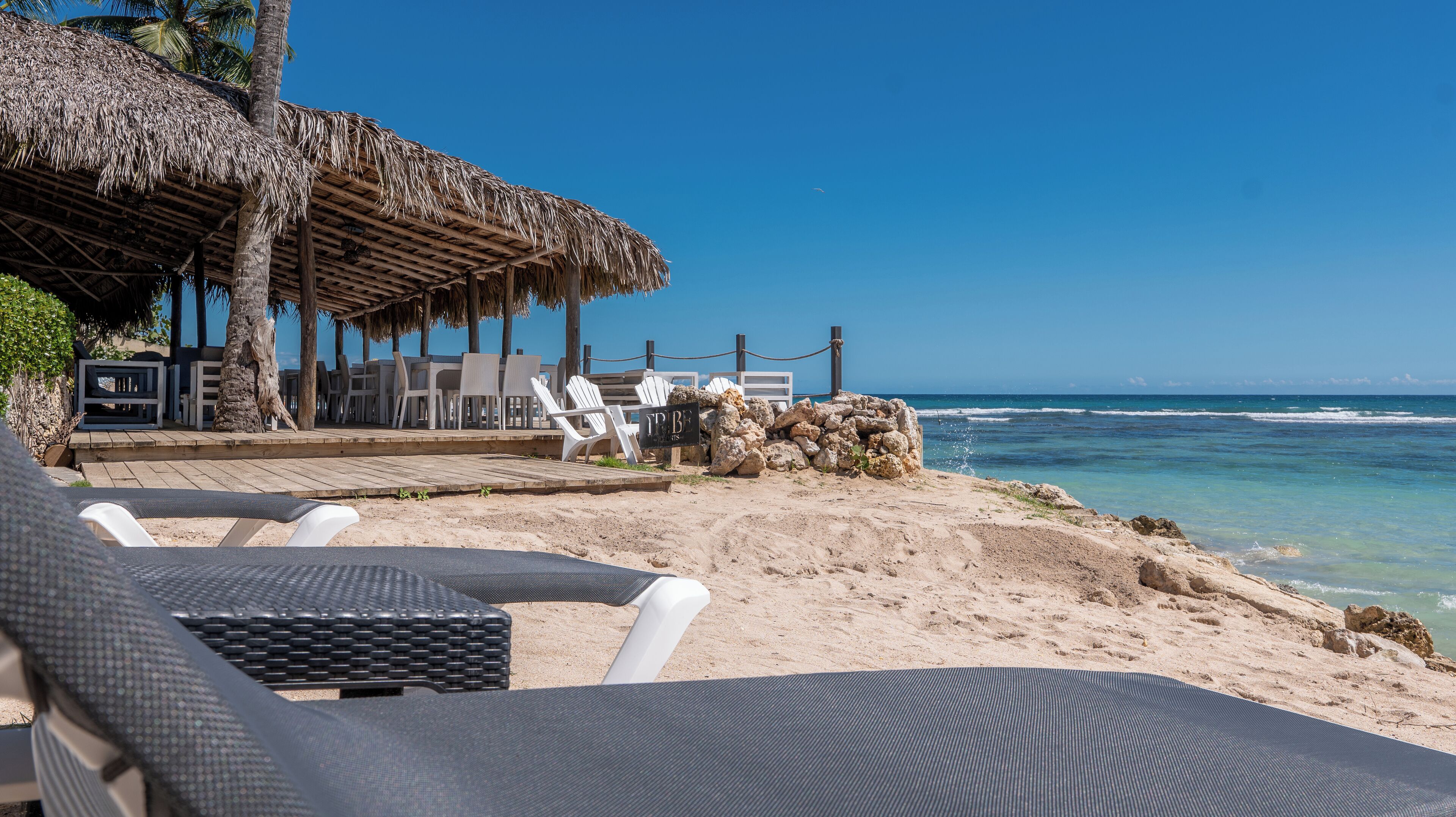 Privat strand, gratis strandcabanor, strandhanddukar och volleyboll