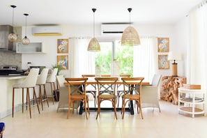 Villa Familiale, piscine privée, côté jardin | Coin séjour | TV connectée de 50 pouces avec chaînes par câble, chauffage par le sol