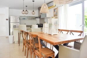 Villa Familiale, piscine privée, cÎté jardin | Salle à manger