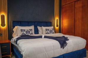 Habitación con 1 cama doble o 2 individuales, balcón, vistas a la playa | Ropa de cama de alta calidad, caja fuerte, cortinas opacas