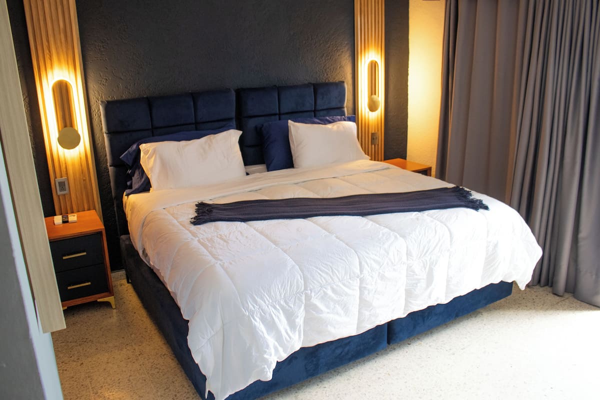 Ropa de cama de alta calidad, caja fuerte, cortinas opacas