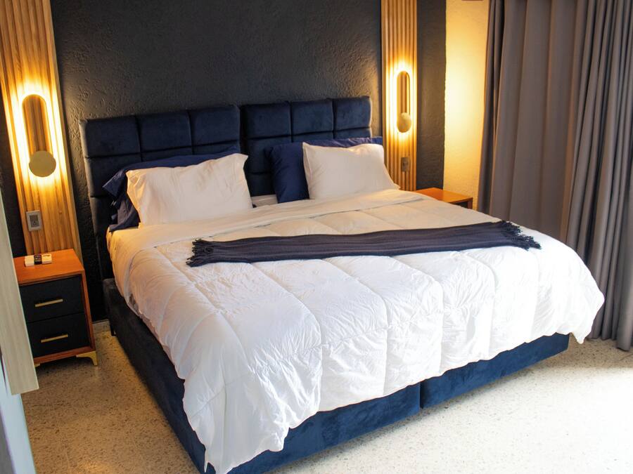 Sengetøy av topp kvalitet, safe på rommet og blendingsgardiner