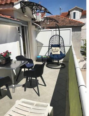 Outdoor dining - Deluxe One-bedroom apartment for three people in Trogir (Trogir)