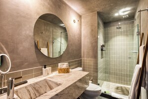 豪華公寓 | 浴室 | 淋浴設備、風筒、提供毛巾、洗頭水