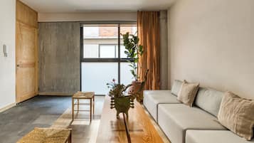 Departamento Deluxe | Área de sala de estar | Smart TV de 32 pulgadas con canales digitales