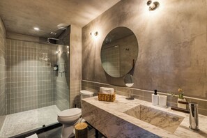 Departamento Elite | Baño | Regadera, secadora de cabello, toallas, shampoo 