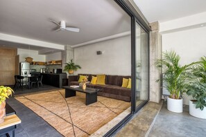 Departamento Elite | Área de sala de estar | Smart TV de 32 pulgadas con canales digitales 