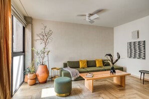 Appartement Deluxe | Aire de séjour | Téléviseur connecté de 32 po avec télévision numérique