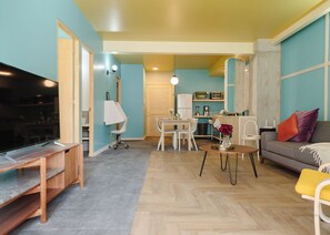 Deluxe Apartment | Living area | 32-inch Smart TV with digital channels - SINALOA 49 by Mr. W (Mexico City)