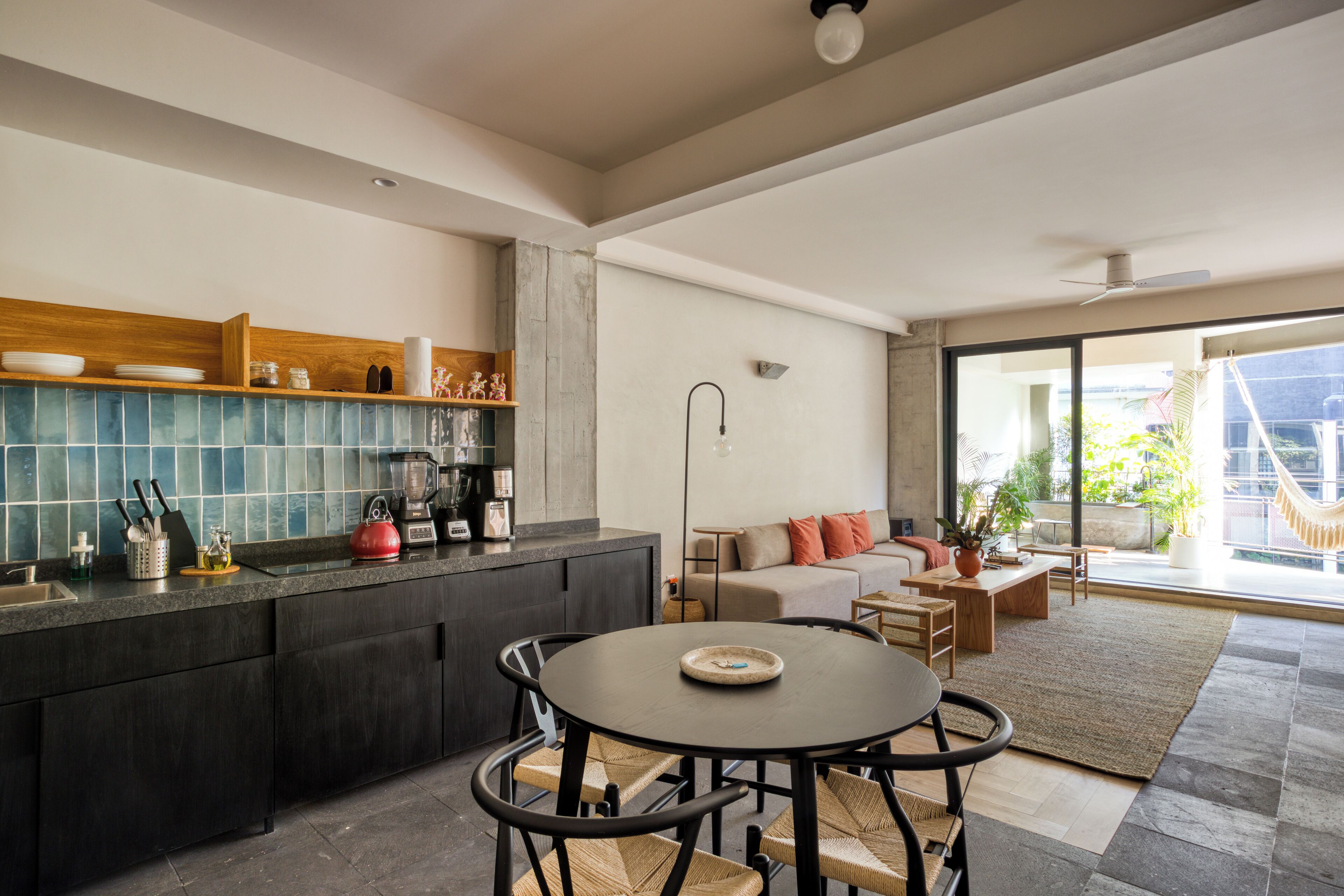 Departamento Elite | Cocina privada | Refrigerador, cafetera y tetera y comedor 