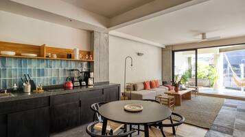 Departamento Elite | Cocina privada | Refrigerador, cafetera y tetera y comedor