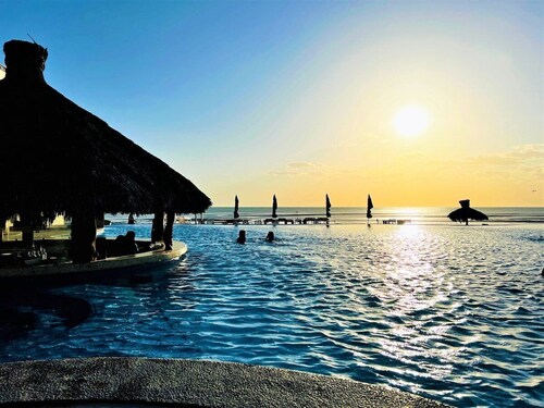 Ocean Front King Suites/Sleeps12/POOLS/WI-FI