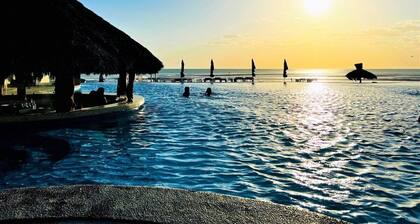 Ocean Front King Suites/Sleeps12/POOLS/WI-FI