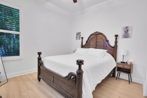 4 室のベッドルーム、デスク、アイロン / アイロン台、旅行用ベビーベッド