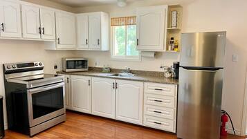 KylskÄp, mikrovÄgsugn, ugn och spishÀll