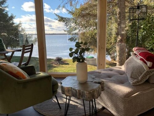 Cozy Lakeside Cottage on Lake Scugog

