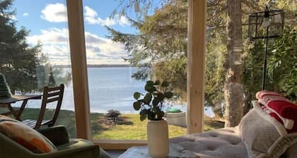 Cozy Lakeside Cottage on Lake Scugog