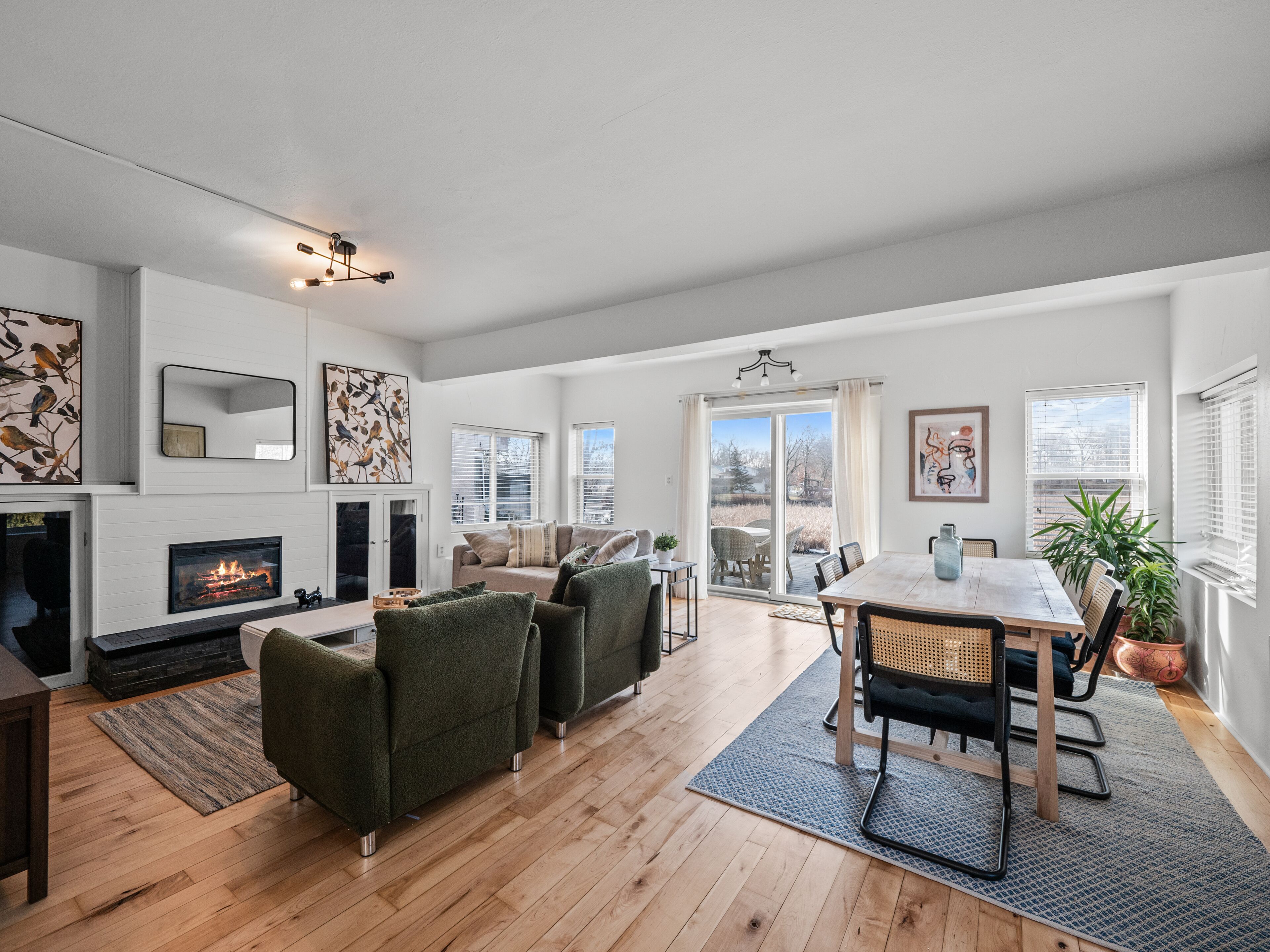 Una Smart TV, una chimenea