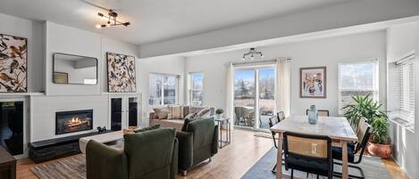 Una Smart TV, una chimenea