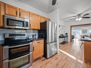 Køleskab, mikrobølgeovn, ovn, kogeplade