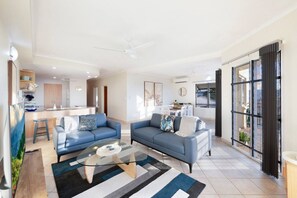 Una televisión, libros