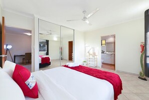 3 habitaciones, escritorio y tabla de planchar con plancha 