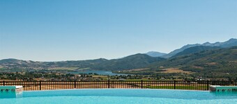 R 703 | Luxury Retreat - Views & Ski Access