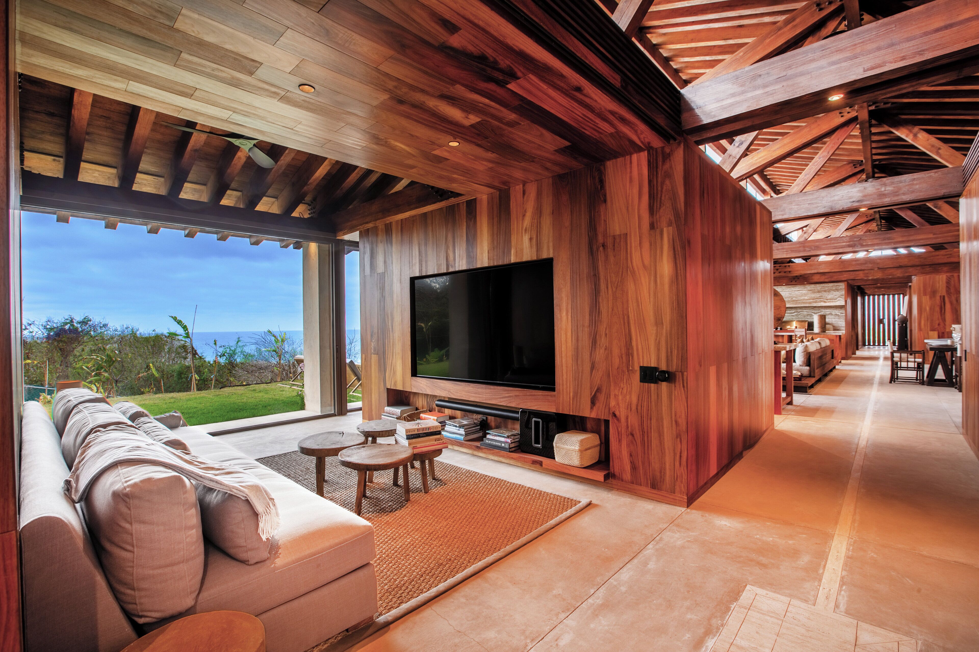 Villa exclusiva | Área de sala de estar | Televisión de 60 pulgadas con canales digitales 