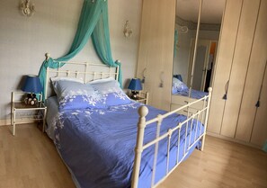 4 habitaciones, escritorio, tabla de planchar con plancha y wifi 