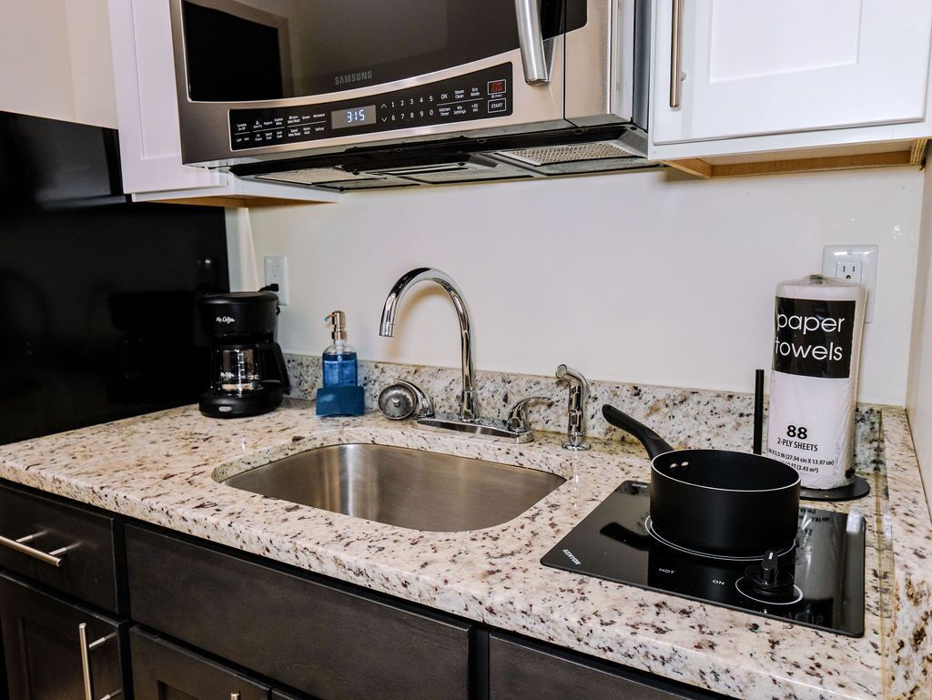 Full-size fridge, oven, stovetop, coffee grinder