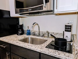 Full-size fridge, oven, stovetop, coffee grinder