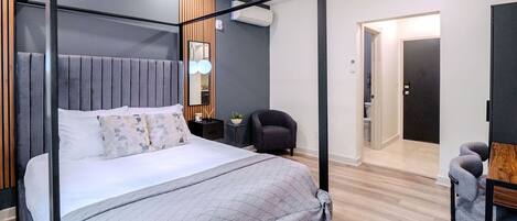 Individuell dekoriert, individuell eingerichtet, Schreibtisch