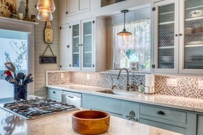 Frigorífic, microones, forn i placa de cuina 