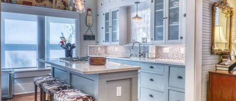 ثلاجة، ميكروويف، فرن، موقد طهي مسطح