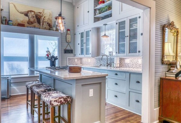 Een koelkast, een microgolfoven, een oven, een kookplaat