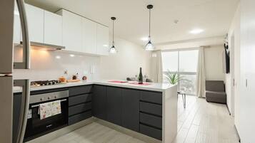 KĂŒhlschrank, Mikrowelle, Ofen, Herdplatte