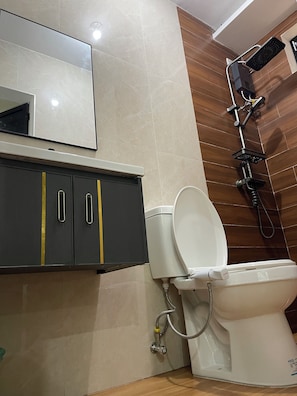 Douche, sèche-cheveux, bidet, serviettes fournies