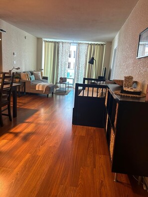 Interior - Lovely 2-bedroom vacation home, ocean view (Hollywood)