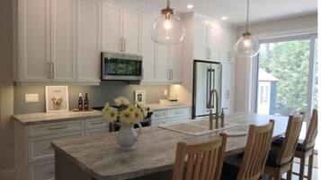 Lave-vaisselle, tables Ă manger