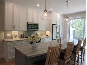 Oppvaskmaskin og spisebord