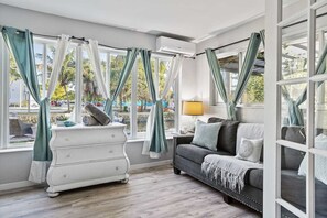 TV - RiverwalkVilla I WaterFront I Dock & Jacuzzi (Fort Lauderdale)