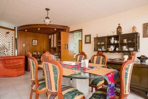 Casa Confort | Servicio de comidas en la habitación