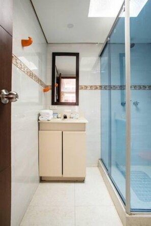 Khăn tắm, xà phòng, dầu gội, giấy vệ sinh 