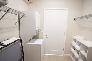 Interior - Modern 1 BR, Free Parking, Fast Wi-Fi, W/D, Desk (Minneapolis)