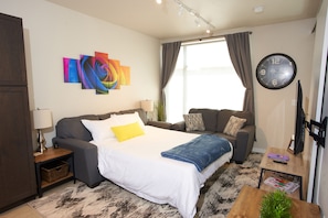 1 bedroom, desk, iron/ironing board, travel cot - Modern 1 BR, Free Parking, Fast Wi-Fi, W/D, Desk (Minneapolis)