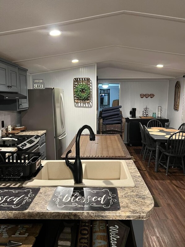 Jääkaappi, mikroaaltouuni, uuni, liesi