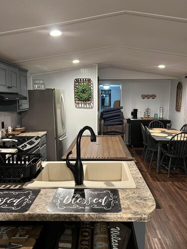 “LOTS OF FUN LAKE HOUSE” in WHITE OAK SHORES!!!